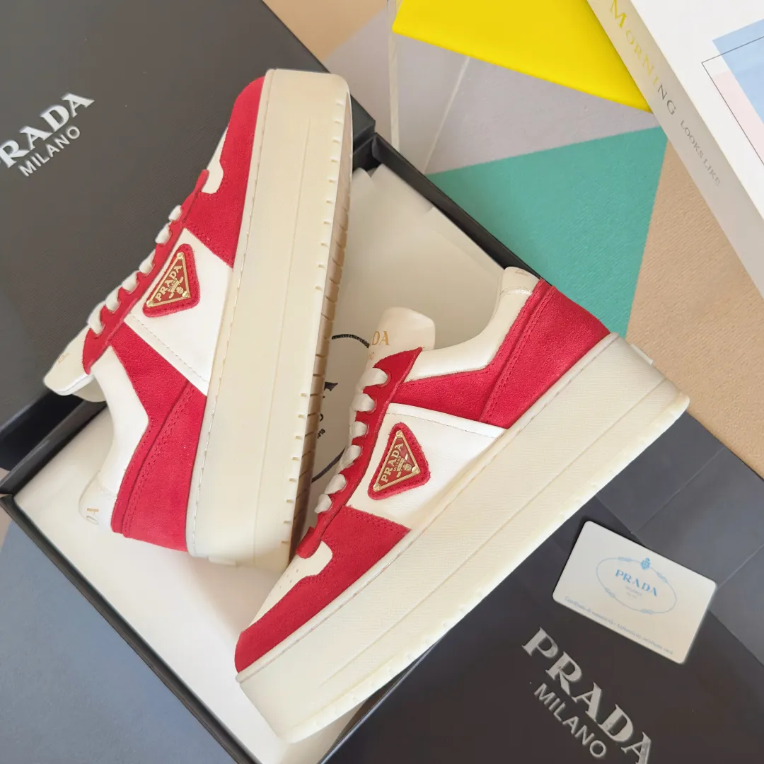 👟👟Ex-factory price 660👟👟 Top version Prada Latest Downtown Bold series Thick sole Platform shoes Triangle logo Casual sneakers White shoes Original purchase and development Production Downtown Bold sneakers are inspired by basketball shoes in the 1980s, with sporty design and exquisite details. Crafted from perforated leather, the statement platform sole provides a unique, modern style. The Prada logo is interpreted from different angles, decorated with the iconic enamel-coated triangular metal logo, highlighting the unique classic style. Exquisite packaging at the delivery counter🛍📦 ▪️Fabric: Original custom imported first-layer cowhide ▪️Inner lining: Original imported soft sheepskin ▪️Outsole: Original molded ultra-light foam material ▪️Sole thickness: 4.5CM ▪️Size: Women's 35-40
